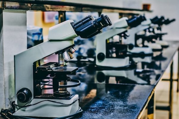 Quelles sont les considérations pour déménager un laboratoire de recherche scientifique?